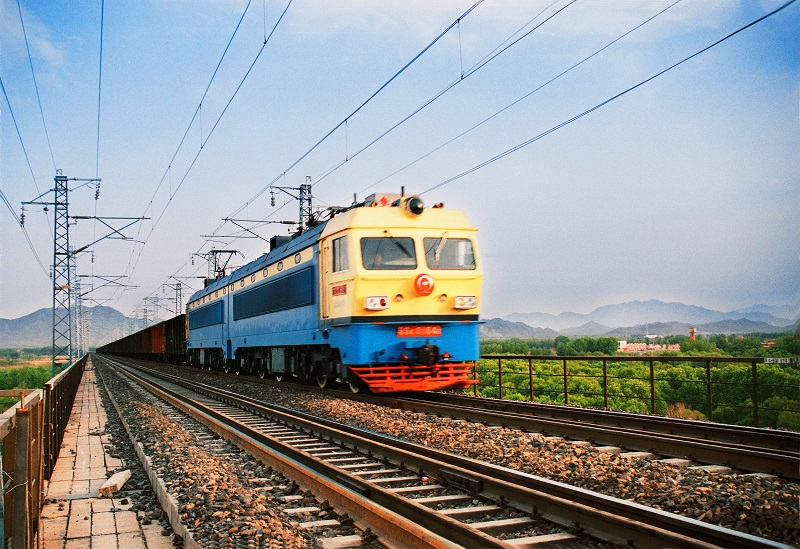 1.   株洲電力機(jī)車有限公司生產(chǎn)的韶山4型電力機(jī)車行駛在我國第一條開行萬噸單元重載雙線電氣化鐵路大秦線上.胡斌攝.jpg